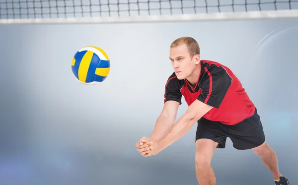 Sportman die zich voordeed tijdens het volleyballen — Stockfoto