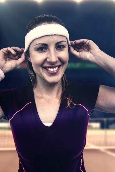 Atleta vestindo faixa de cabeça e pulseira — Fotografia de Stock
