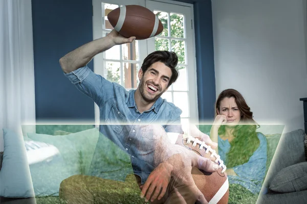 Homem está assistindo jogo de futebol americano — Fotografia de Stock