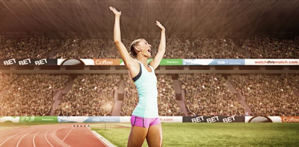 Sportskvinne som feirer seier – stockfoto