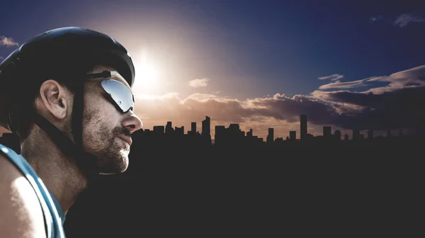 남자 착용 헬멧 — 스톡 사진