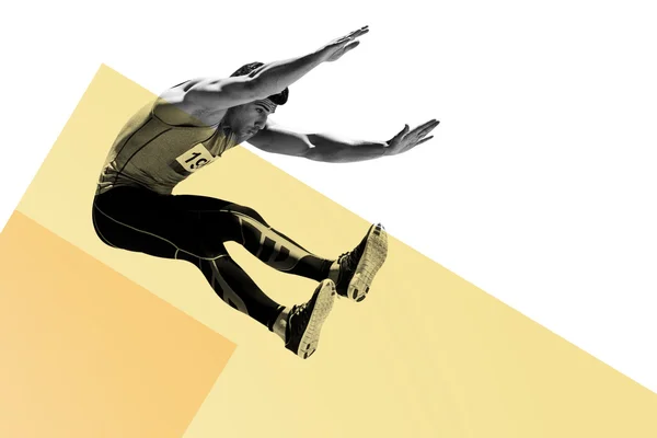 Desportista saltar contra fundo colorido — Fotografia de Stock