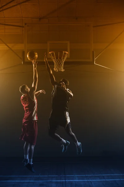 Giocatori di basket che cercano di segnare basket — Foto Stock