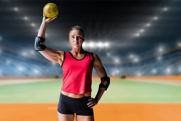 Atleta con coderas sosteniendo el balonmano —  Fotos de Stock