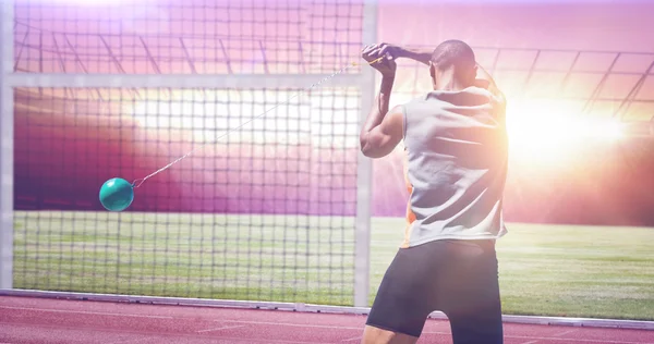 Sportsmand praktiserende hammer kast - Stock-foto