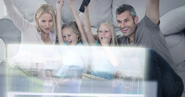 Família estão assistindo correndo na televisão — Fotografia de Stock