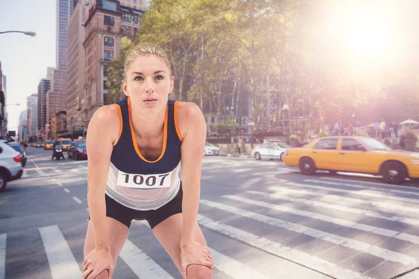 Atleta in piedi con mano sul ginocchio — Foto Stock