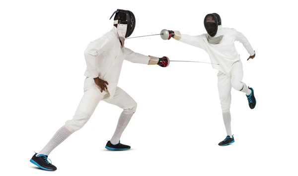 Hombres en trajes de esgrima practicando con espadas — Foto de Stock