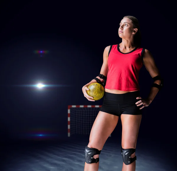 Atleet met elleboog pads holding Handbal — Stockfoto