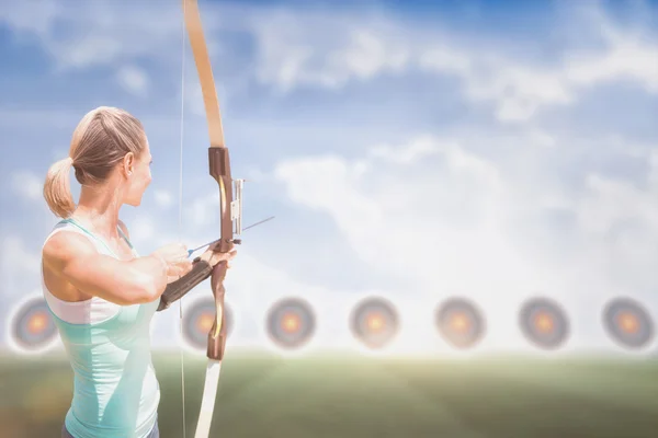 Sportswoman practicing archery — Stock Photo, Image