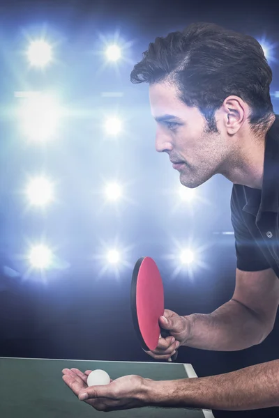 Atleta masculino jugando tenis de mesa —  Fotos de Stock