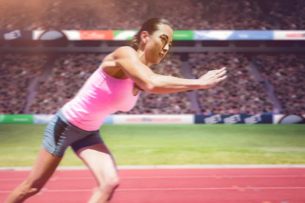 Atletisk kvinne som begynner å løpe – stockfoto