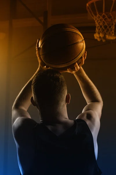 Jogador de basquete tentando colocar cesta — Fotografia de Stock