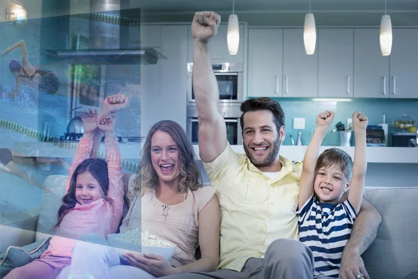 Familia están viendo nadar en la televisión — Foto de Stock