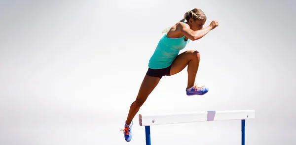 Idrottsman kvinna hoppa hindret — Stockfoto
