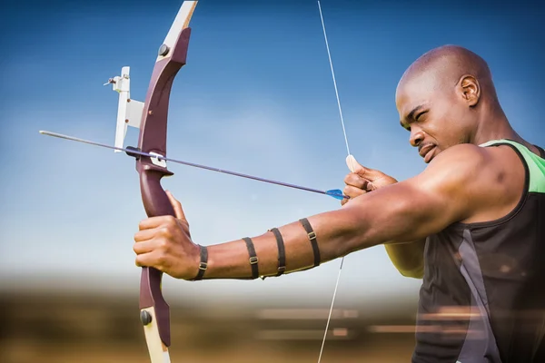 Desportista praticando tiro com arco — Fotografia de Stock