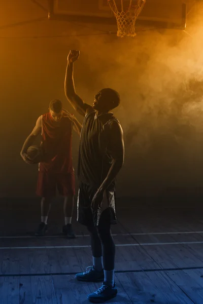 Zegevierende basketbalspeler verhogen armen omhoog — Stockfoto