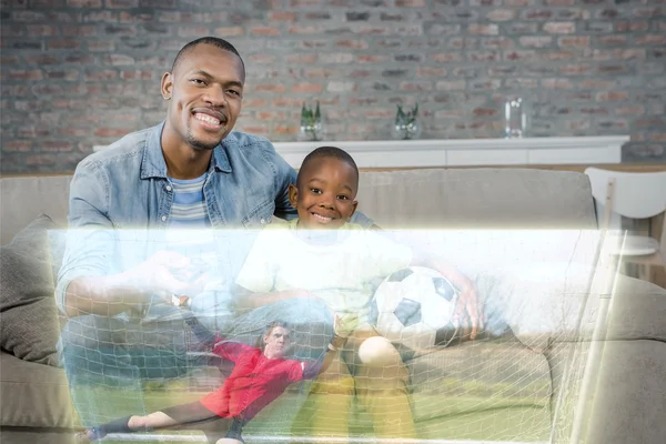 Pai e filho na frente de jogo desportivo na televisão — Fotografia de Stock