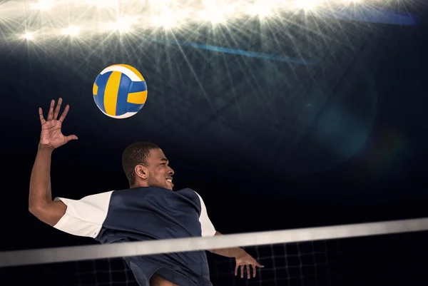 Sportsman spelar volleyboll — Stockfoto