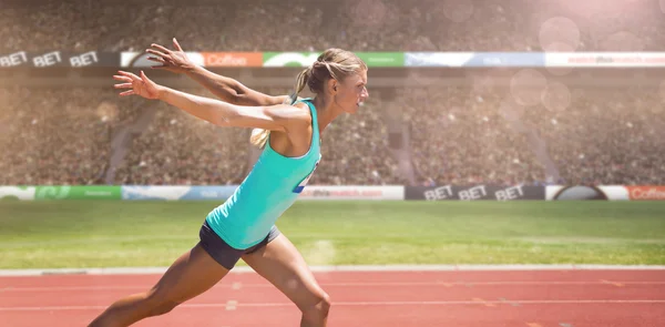 Sportlerin beendet Lauf — Stockfoto