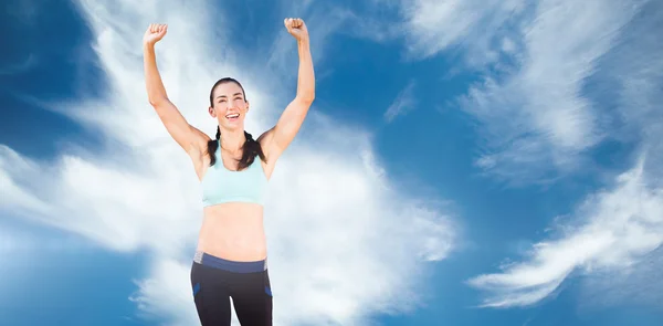 Deportiva mujer levantando brazos — Foto de Stock