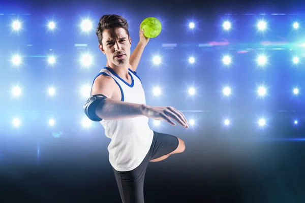 Atleta hombre lanzando pelota — Foto de Stock