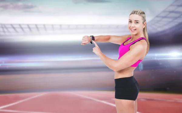 Atleta usando reloj inteligente —  Fotos de Stock