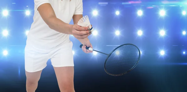 Atleta femenina sosteniendo raqueta de bádminton — Foto de Stock