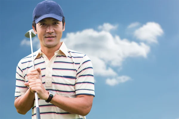 Mężczyzna trzymający kij golfowy — Zdjęcie stockowe