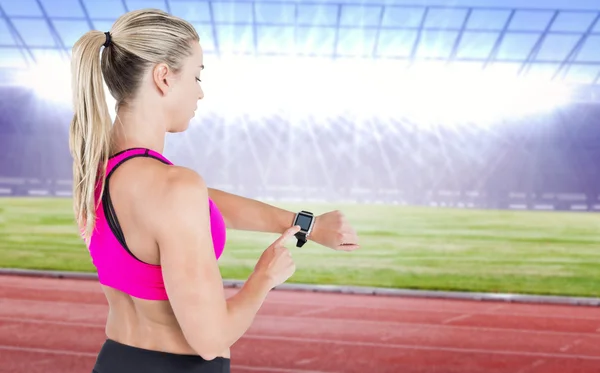 Atleta usando relógio inteligente — Fotografia de Stock