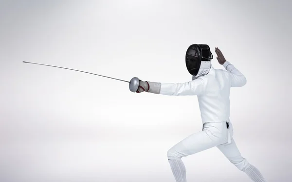 Hombre vistiendo traje practicando con espada —  Fotos de Stock