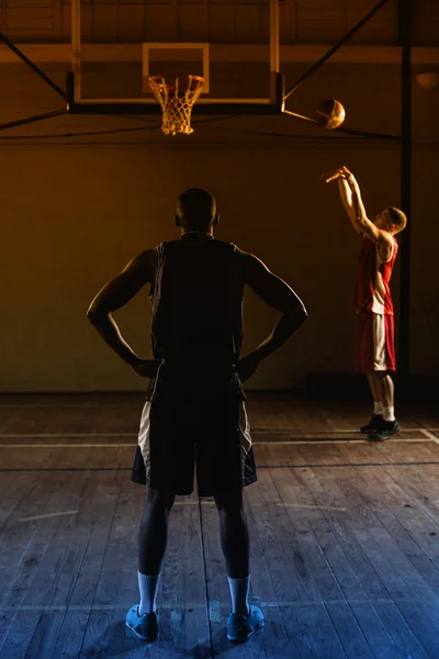 Basketbalspelers samen opleiding — Stockfoto