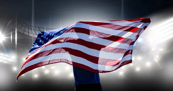 Deportista posando con bandera americana — Foto de Stock