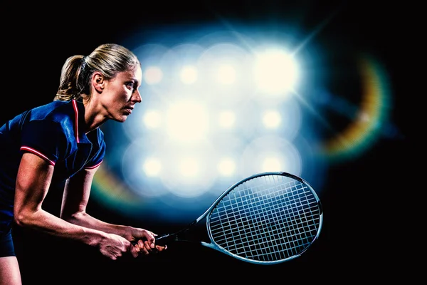 Jugador de tenis jugando al tenis con raqueta —  Fotos de Stock