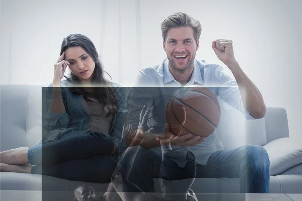 Homem assistindo esporte na televisão — Fotografia de Stock