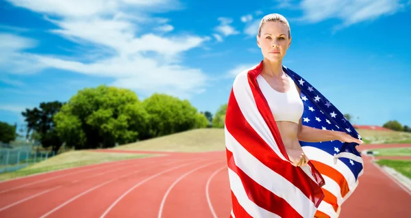 Mujer sosteniendo bandera americana —  Fotos de Stock