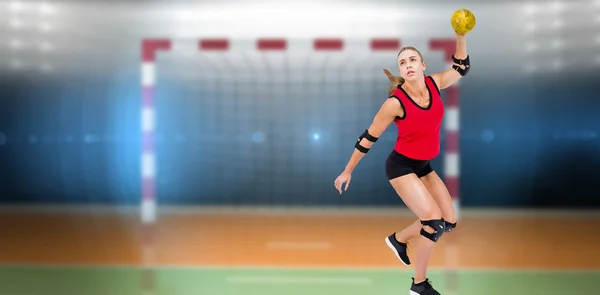 Atleta con coderas lanzando balonmano — Foto de Stock