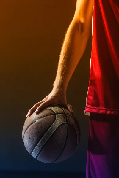Basquete realizada pelo jogador de basquete — Fotografia de Stock