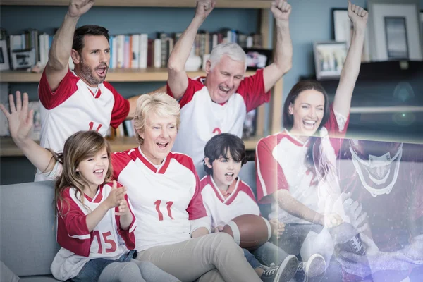 Família estão assistindo esporte na televisão — Fotografia de Stock