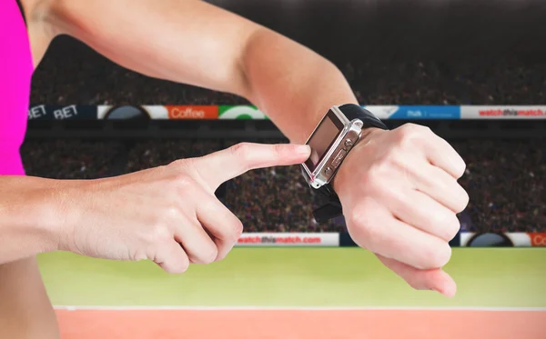 スマートな時計を使用しての運動選手 — ストック写真