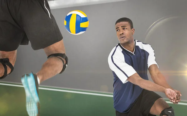 Deportistas jugando voleibol — Foto de Stock