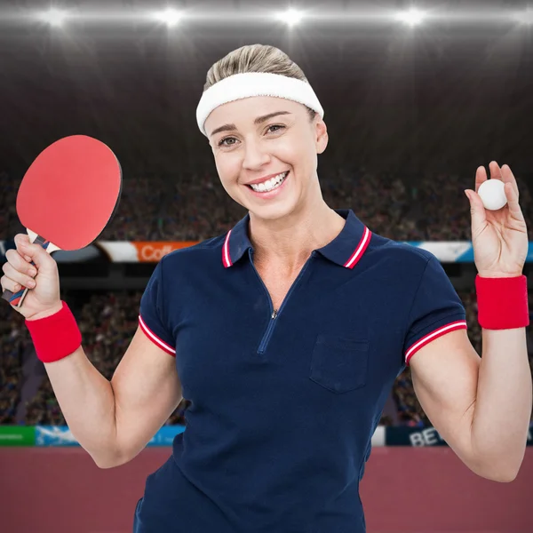 Sportler posiert mit Tischtennisschläger — Stockfoto