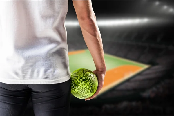 Спортсмен тримає м'яч — стокове фото