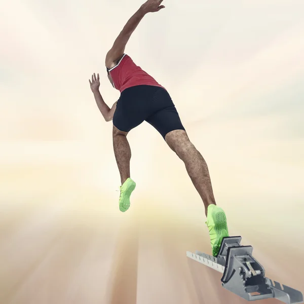 Atleta masculino corriendo desde bloques de inicio —  Fotos de Stock