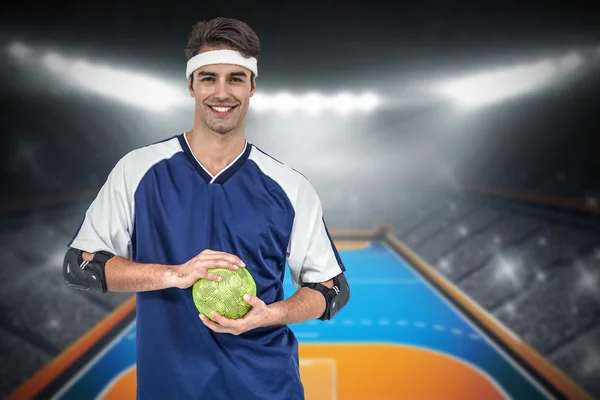 Deportista posando con pelota — Foto de Stock