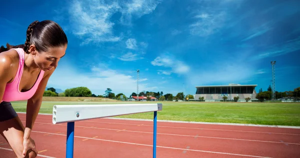 Atletic femeie odihnindu-se cu mâinile pe genunchi — Fotografie, imagine de stoc