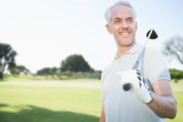Uomo in possesso di golf club — Foto Stock