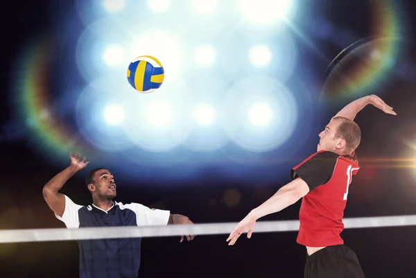 Sportler schlägt beim Volleyball zu — Stockfoto