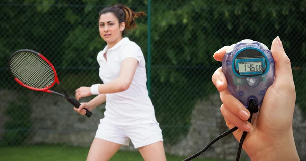 Temporizador de mano contra jugador de tenis —  Fotos de Stock