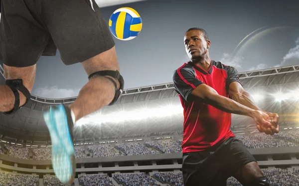 Deportistas jugando voleibol — Foto de Stock